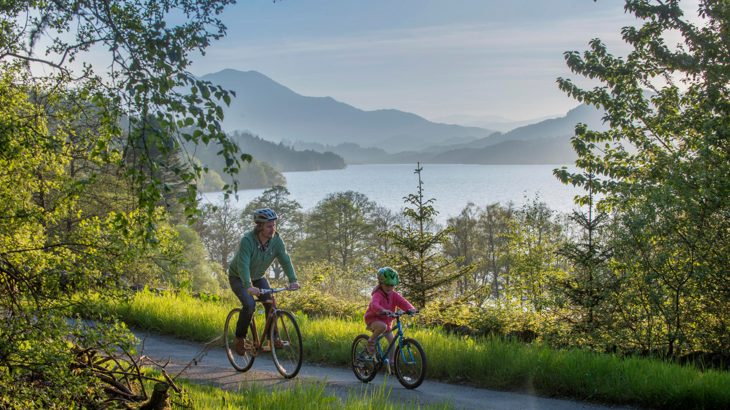 A family cycle along the banks of Loch Venachar, part of the Lochs and Glens Way cycle route
